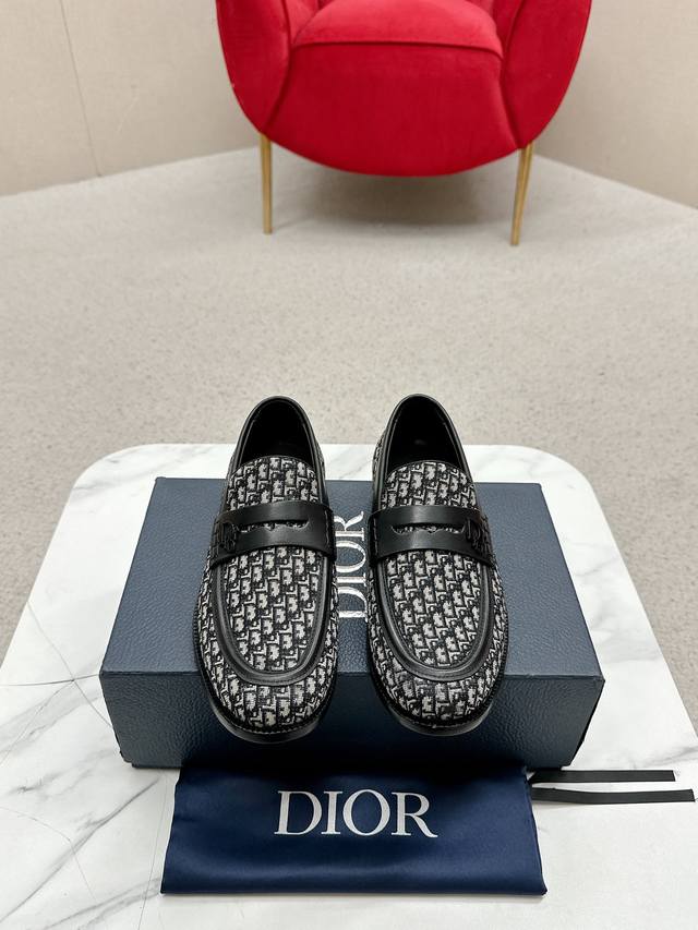 Dior 迪奥 休闲皮鞋商品材料：精选 意大利进口头层开边珠牛皮鞋面+经典五金扣，进口水染牛皮内里。强烈立体视觉效果，原版大底 码数：39-44 男38.45定