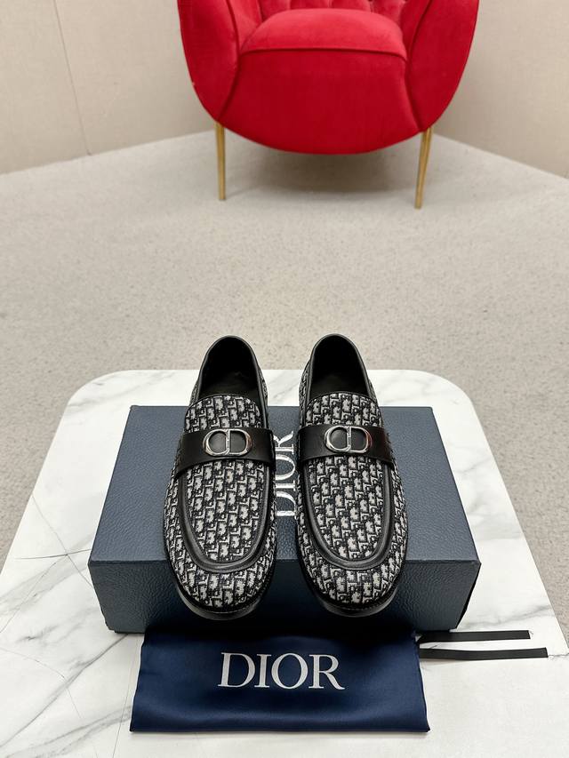 Dior 迪奥 休闲皮鞋商品材料：精选 意大利进口头层开边珠牛皮鞋面+经典五金扣，进口水染牛皮内里。强烈立体视觉效果，原版大底 码数：39-44 男38.45定