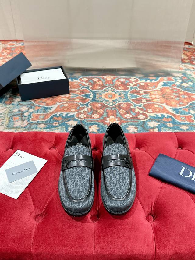 DIOR 迪奥 男士商务休闲皮鞋源自经典款式的设计，在100％确保穿着舒适度的同时，柔软的马皮革表面处理工艺带来一份天然和淡淡的古旧质感。低调不失奢华。整双皮靴