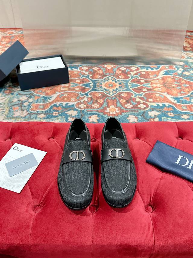 DIOR 迪奥 男士商务休闲皮鞋源自经典款式的设计，在100％确保穿着舒适度的同时，柔软的马皮革表面处理工艺带来一份天然和淡淡的古旧质感。低调不失奢华。整双皮靴
