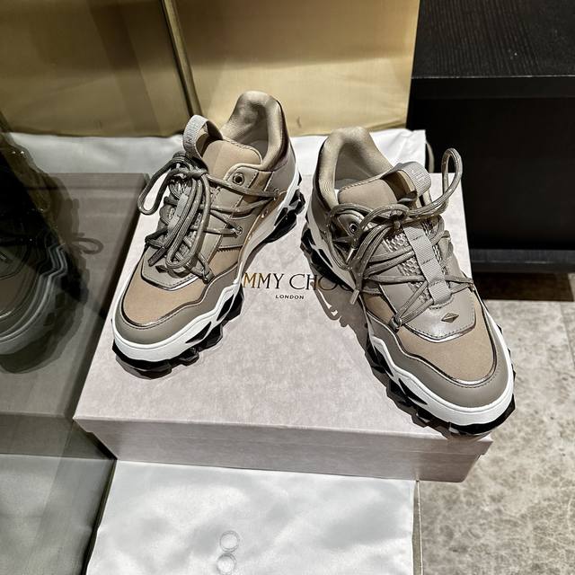 工厂价格 、吉米周，JMYY CHOO，男女同款情侣休闲鞋， 市场独家首发，最优不服来比 程度比小白鞋还要早，打破传统审美，透明底做到了！ 明星私服上脚示范 就