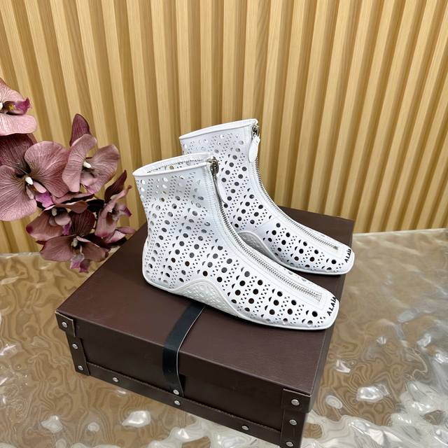 Alaia 网面系列新品以芭蕾的灵动意韵融于日常，以现代笔触刻画舞鞋经典轮廓！黑色钻饰皮质款芭蕾舞鞋，从经典日式鞋履汲取灵感，Bling水钻点缀于鞋面，简而不繁