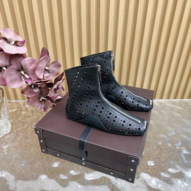 Alaia 网面系列新品以芭蕾的灵动意韵融于日常，以现代笔触刻画舞鞋经典轮廓！黑色钻饰皮质款芭蕾舞鞋，从经典日式鞋履汲取灵感，Bling水钻点缀于鞋面，简而不繁