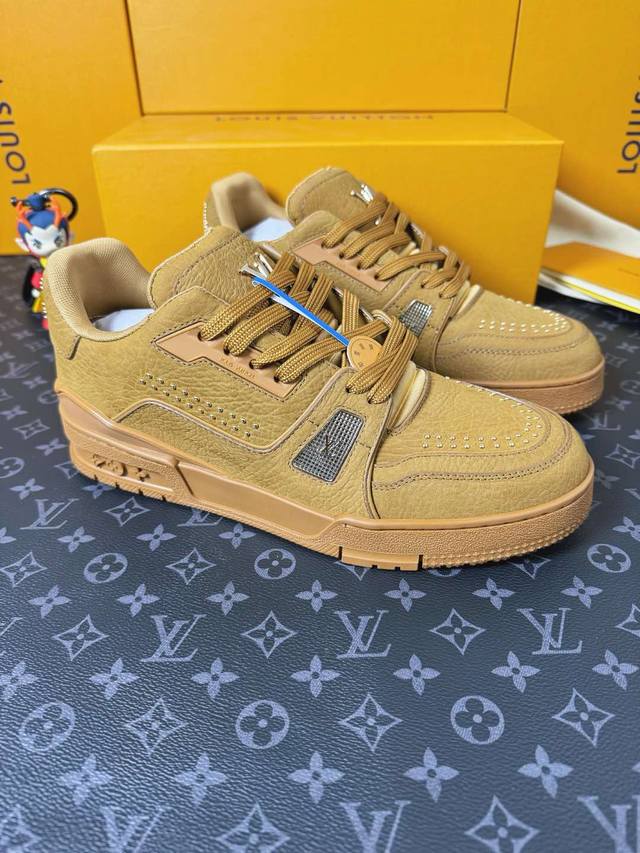 Loui* Vuitto* 顶级版本 情侣款本款 LV Trainer 运动鞋再现设计师 Virgil Abloh 自篮球鞋中挖掘的时尚潜力。粒面牛皮革构筑繁复