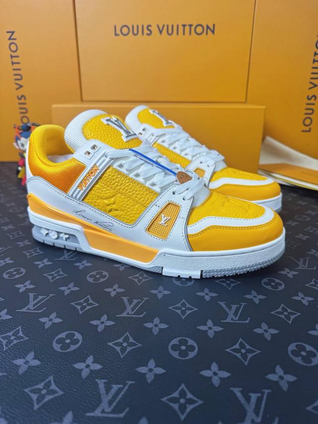 Loui* Vuitto* 顶级版本 情侣款本款 LV Trainer 运动鞋再现设计师 Virgil Abloh 自篮球鞋中挖掘的时尚潜力。粒面牛皮革构筑繁复