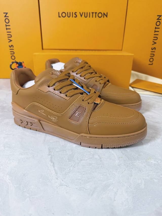 Loui* Vuitto* 顶级版本 情侣款本款 LV Trainer 运动鞋再现设计师 Virgil Abloh 自篮球鞋中挖掘的时尚潜力。粒面牛皮革构筑繁复