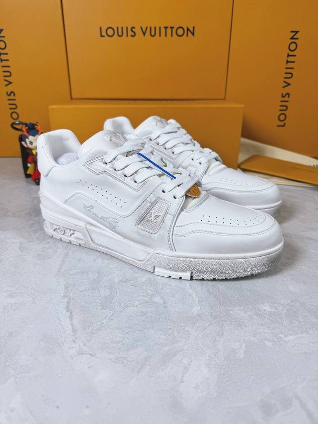 Loui* Vuitto* 顶级版本 情侣款本款 LV Trainer 运动鞋再现设计师 Virgil Abloh 自篮球鞋中挖掘的时尚潜力。粒面牛皮革构筑繁复