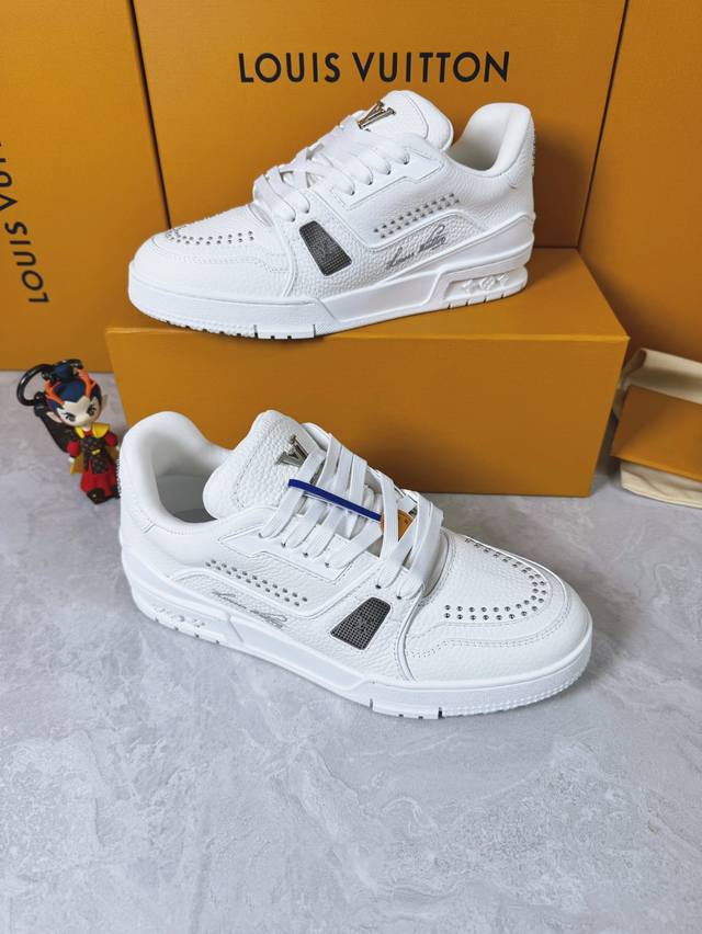 Loui* Vuitto* 顶级版本 情侣款本款 LV Trainer 运动鞋再现设计师 Virgil Abloh 自篮球鞋中挖掘的时尚潜力。粒面牛皮革构筑繁复