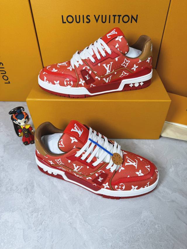 Loui* Vuitto* 顶级版本 情侣款本款 LV Trainer 运动鞋再现设计师 Virgil Abloh 自篮球鞋中挖掘的时尚潜力。粒面牛皮革构筑繁复