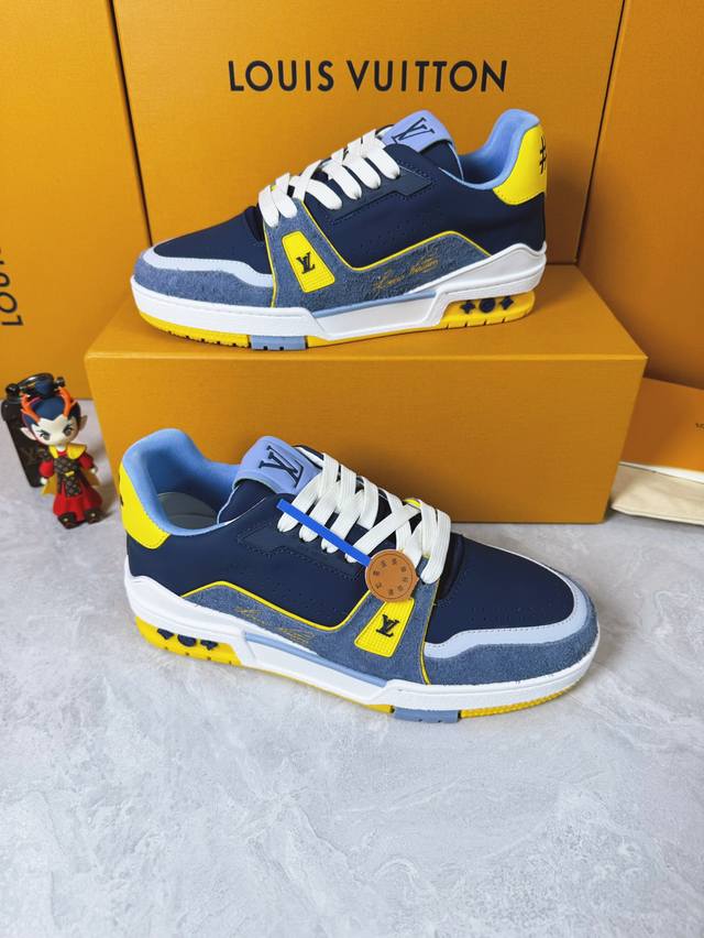 Loui* Vuitto* 顶级版本 情侣款本款 LV Trainer 运动鞋再现设计师 Virgil Abloh 自篮球鞋中挖掘的时尚潜力。粒面牛皮革构筑繁复
