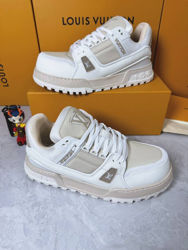 Loui* Vuitto* 顶级版本 情侣款本款 LV Trainer 运动鞋再现设计师 Virgil Abloh 自篮球鞋中挖掘的时尚潜力。粒面牛皮革构筑繁复