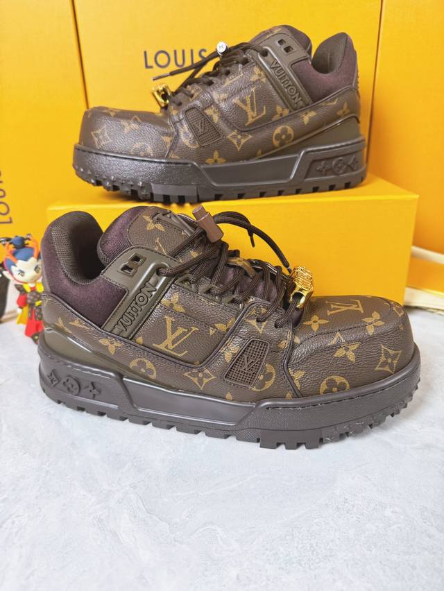 Loui* Vuitto* 顶级版本 情侣款本款 LV Trainer 运动鞋再现设计师 Virgil Abloh 自篮球鞋中挖掘的时尚潜力。粒面牛皮革构筑繁复