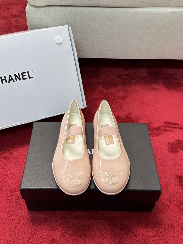 Chanel 25C早春玛丽珍单鞋系列这一季的鞋子都很棒耶！纯黑色玛丽珍上脚很舒服鞋面皮质也很软，不用担心会磨脚。黑白拼色和黑色布面都很好看。鞋面牛皮 内里羊皮
