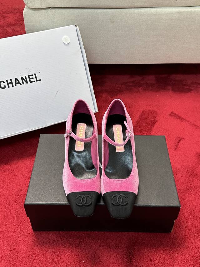 厂价 CHANE*｜小香25C早春新品法式风情 真是美到心尖尖上啦！优雅又浪漫的仙女应该就是这样吧极简的配色深入人心~无论搭配裙装还是休闲着装都很契合哈面料采用