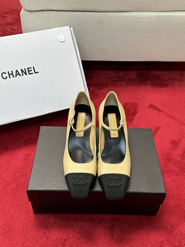 厂价 CHANE*｜小香25C早春新品法式风情 真是美到心尖尖上啦！优雅又浪漫的仙女应该就是这样吧极简的配色深入人心~无论搭配裙装还是休闲着装都很契合哈面料采用
