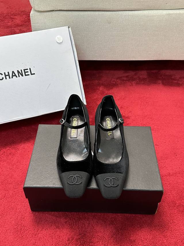 厂价 CHANE*｜小香25C早春新品法式风情 真是美到心尖尖上啦！优雅又浪漫的仙女应该就是这样吧极简的配色深入人心~无论搭配裙装还是休闲着装都很契合哈面料采用