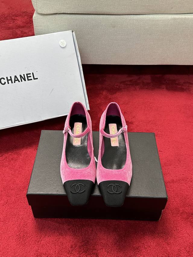 厂价 CHANE*｜小香25C早春新品法式风情 真是美到心尖尖上啦！优雅又浪漫的仙女应该就是这样吧极简的配色深入人心~无论搭配裙装还是休闲着装都很契合哈面料采用