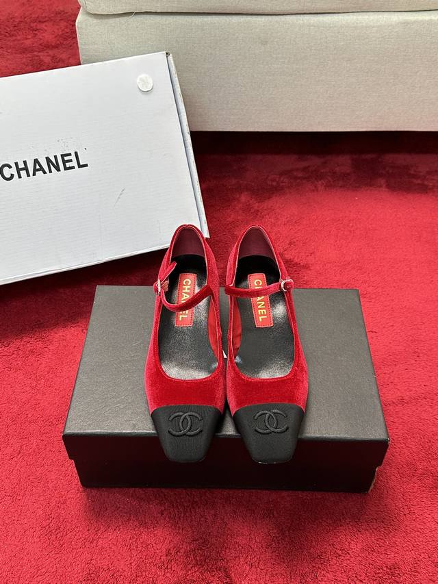 厂价 CHANE*｜小香25C早春新品法式风情 真是美到心尖尖上啦！优雅又浪漫的仙女应该就是这样吧极简的配色深入人心~无论搭配裙装还是休闲着装都很契合哈面料采用