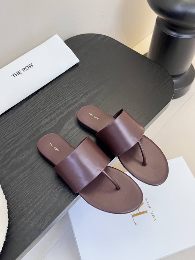 平底The Row 牛皮夹趾平底拖鞋高品质极简小众还得看Tr，春夏新款性感猫跟极简拖鞋！一如既往的简单，超强设计感，线条简洁流畅 虽然没有过多的元素点缀，但真的