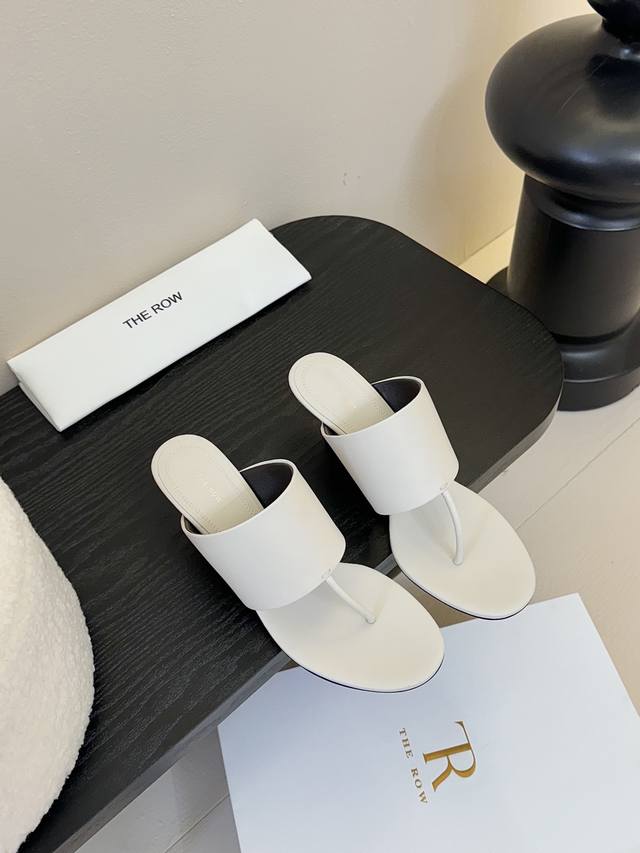 6.5cmThe Row 牛皮夹趾平底拖鞋高品质极简小众还得看Tr，春夏新款性感猫跟极简拖鞋！一如既往的简单，超强设计感，线条简洁流畅 虽然没有过多的元素点缀，