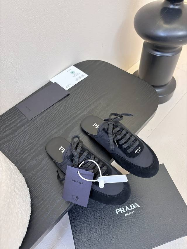 代购级 Prad* 普拉达 走秀款轻便薄底新款半托德训大底开模TPU！不做橡胶！鞋面麂皮有肌理感，内里羊皮包裹，软软糯糯的.鞋垫加厚小羊皮，踩上去无比舒适，有支