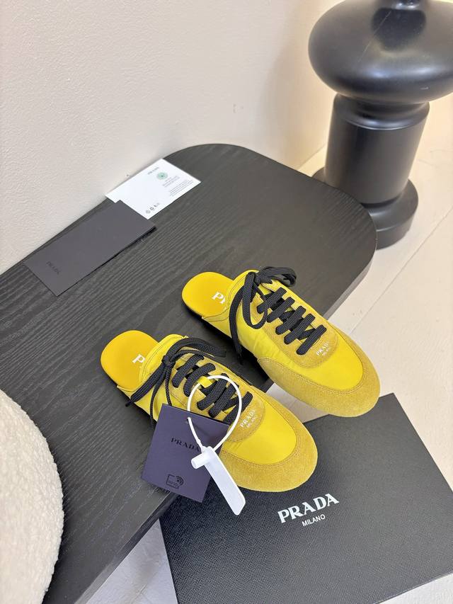 代购级 Prad* 普拉达 走秀款轻便薄底新款半托德训大底开模TPU！不做橡胶！鞋面麂皮有肌理感，内里羊皮包裹，软软糯糯的.鞋垫加厚小羊皮，踩上去无比舒适，有支