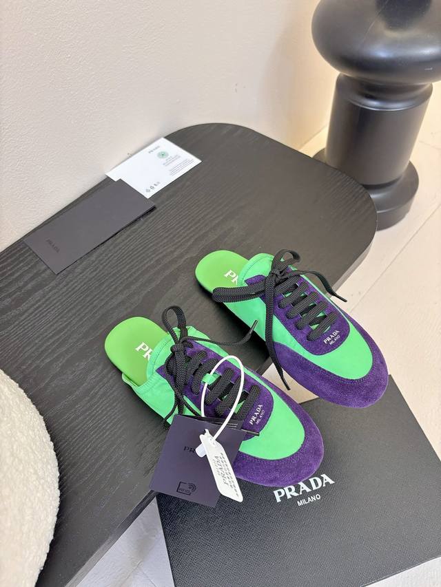 代购级 Prad* 普拉达 走秀款轻便薄底新款半托德训大底开模TPU！不做橡胶！鞋面麂皮有肌理感，内里羊皮包裹，软软糯糯的.鞋垫加厚小羊皮，踩上去无比舒适，有支