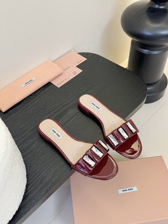 Miu Miu2025*新款平底凉拖乖巧减龄 上脚显腿长又高级 舒适度也做到完美 日常穿着超级合适 穿脱方便 超级哇塞鞋面:牛漆皮内里垫脚羊皮真皮大底码数:35
