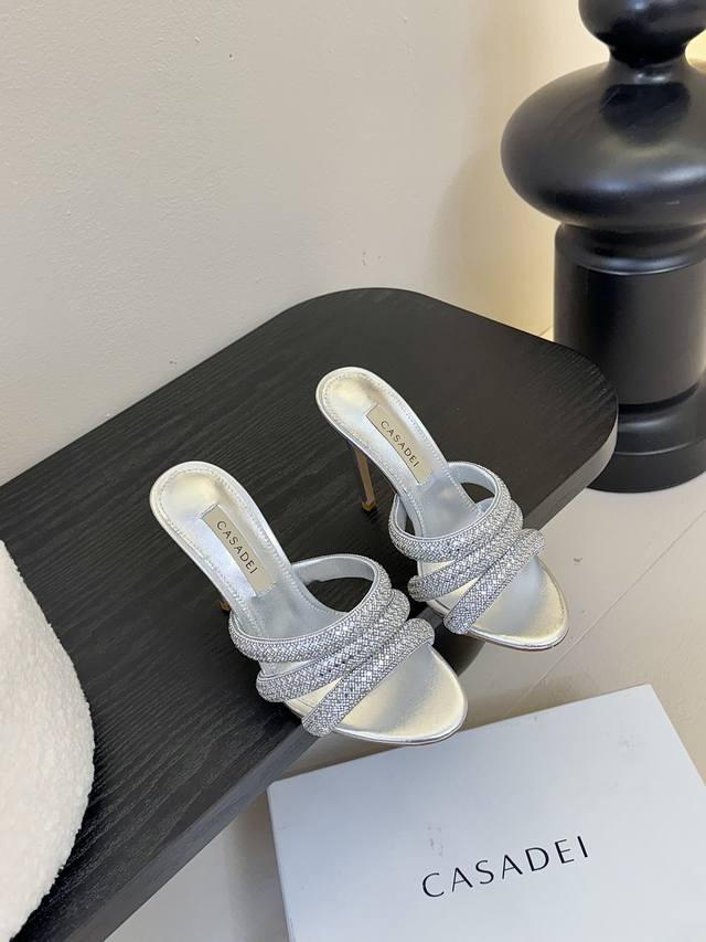 CASADEI｜2025 ss 早春新品尖头高跟鞋凉鞋F W25最性感鞋子 CASADEI亮相米兰时装周 绝美高跟鞋 独家品牌辨识度的原版开模五金，流畅的线条，