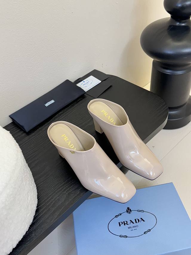 PRADA 普拉达 经典款三角标单鞋系列简单的设计大概就是它最让人喜欢的点不是烂大街的那种 很有自己的品牌个性面料采用牛漆皮内里垫脚混种羊皮意大利进口牛皮大底S