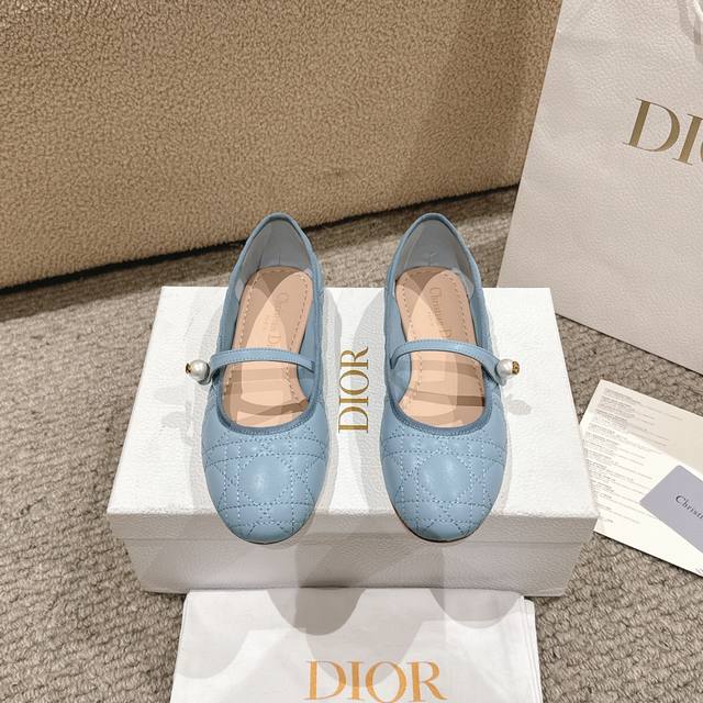 代购级别！迪奥 Dior 芭蕾鞋以 Dior 的高订美学，重新演绎经典风格。采用经典彩色皮革精心制作，饰以藤格纹图案，鞋面饰以精美的罗缎蝴蝶结，点缀以灵感源自经