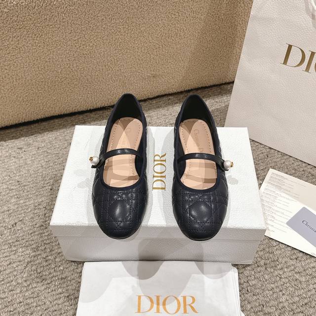 代购级别！迪奥 Dior 芭蕾鞋以 Dior 的高订美学，重新演绎经典风格。采用经典彩色皮革精心制作，饰以藤格纹图案，鞋面饰以精美的罗缎蝴蝶结，点缀以灵感源自经
