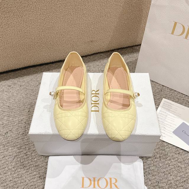 代购级别！迪奥 Dior 芭蕾鞋以 Dior 的高订美学，重新演绎经典风格。采用经典彩色皮革精心制作，饰以藤格纹图案，鞋面饰以精美的罗缎蝴蝶结，点缀以灵感源自经