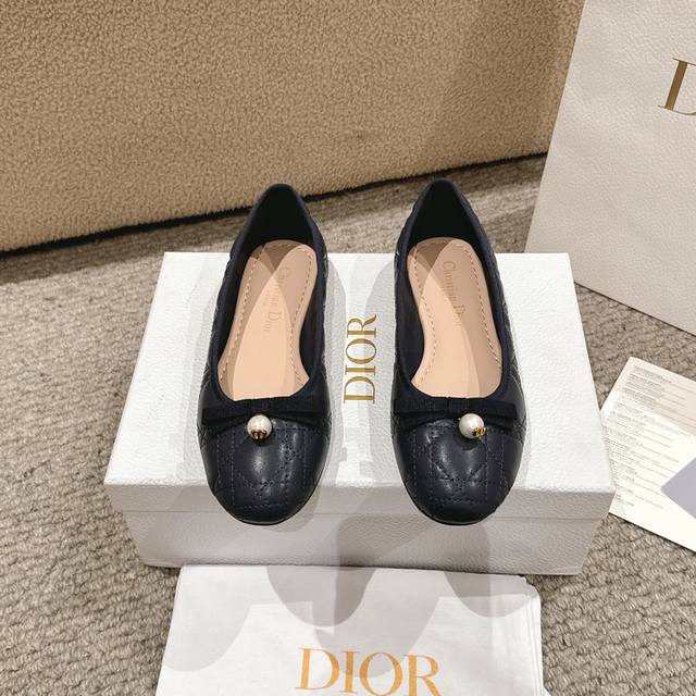 代购级别！迪奥 Dior 芭蕾鞋以 Dior 的高订美学，重新演绎经典风格。采用经典彩色皮革精心制作，饰以藤格纹图案，鞋面饰以精美的罗缎蝴蝶结，点缀以灵感源自经