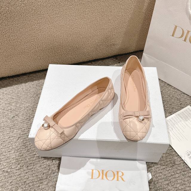 代购级别！迪奥 Dior 芭蕾鞋以 Dior 的高订美学，重新演绎经典风格。采用经典彩色皮革精心制作，饰以藤格纹图案，鞋面饰以精美的罗缎蝴蝶结，点缀以灵感源自经