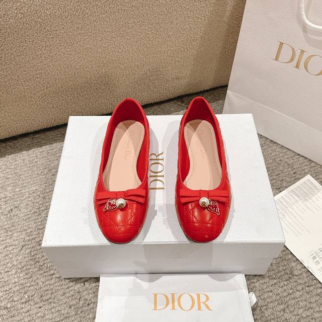 代购级别！迪奥 Dior 芭蕾鞋以 Dior 的高订美学，重新演绎经典风格。采用经典彩色皮革精心制作，饰以藤格纹图案，鞋面饰以精美的罗缎蝴蝶结，点缀以灵感源自经