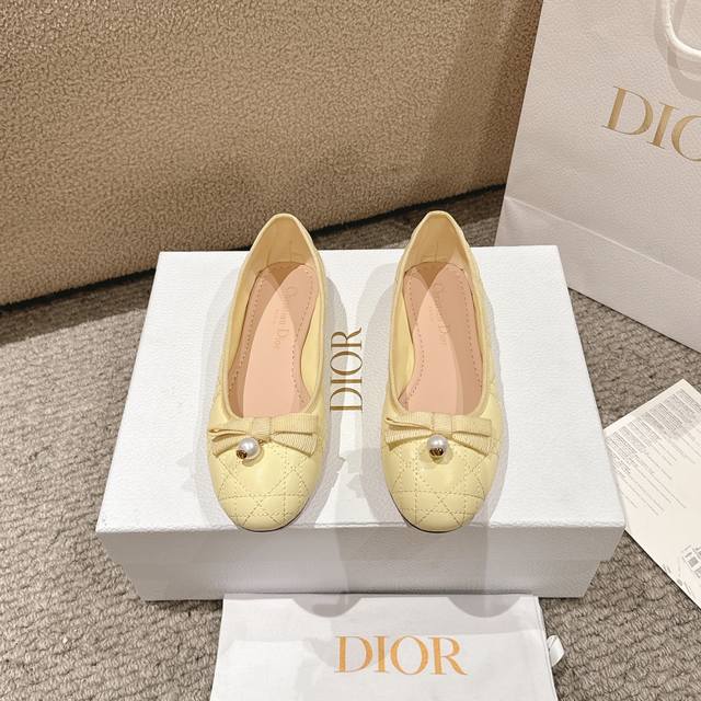 代购级别！迪奥 Dior 芭蕾鞋以 Dior 的高订美学，重新演绎经典风格。采用经典彩色皮革精心制作，饰以藤格纹图案，鞋面饰以精美的罗缎蝴蝶结，点缀以灵感源自经