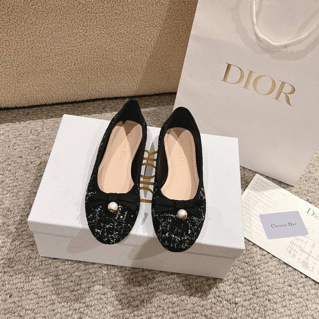 代购级别！迪奥 Dior 芭蕾鞋以 Dior 的高订美学，重新演绎经典风格。采用黑色和白色粗花呢绣布精心制作，饰以藤格纹图案，鞋面饰以精美的罗缎蝴蝶结，点缀以灵