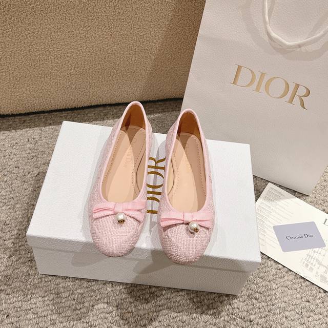 代购级别！迪奥 Dior 芭蕾平底鞋以 Dior 高级定制元素重新演绎经典图案。采用新色拉菲草精心制作，饰以藤格纹图案，正面饰有精致的罗缎蝴蝶结，饰以白色 CD