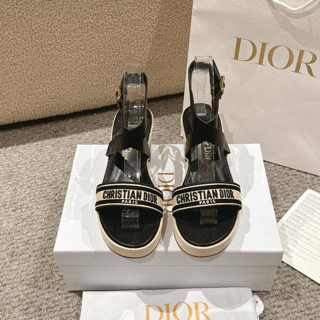 代购级别！迪奥 Dior 春夏走秀新款 iviera Dway 交叉带高跟女鞋 经典迪奥字母logo立体刺绣露趾凉鞋 明星同款粗跟圆头厚底鞋 市场顶级版本材质：