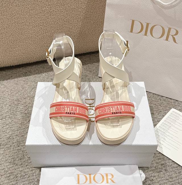 代购级别！迪奥 Dior 春夏走秀新款 iviera Dway 交叉带高跟女鞋 经典迪奥字母logo立体刺绣露趾凉鞋 明星同款粗跟圆头厚底鞋 市场顶级版本材质：