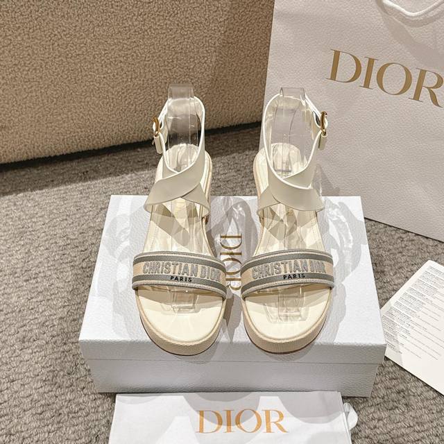 代购级别！迪奥 Dior 春夏走秀新款 iviera Dway 交叉带高跟女鞋 经典迪奥字母logo立体刺绣露趾凉鞋 明星同款粗跟圆头厚底鞋 市场顶级版本材质：