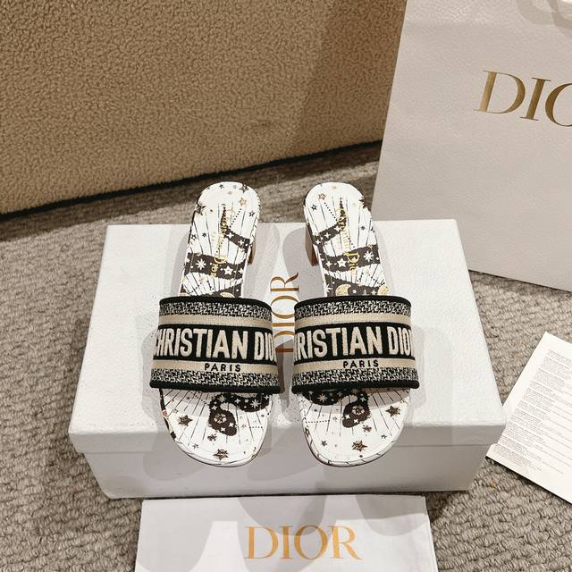 代购级别！ 新配色 』经典的 Dway 凉拖饰以黑色、白色和金色的迪奥星体图案为特色，展示了一条蛇，点缀着Serpens星座和月亮的相位，以颂扬迪奥先生对占星术