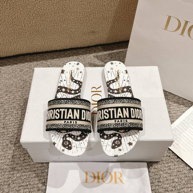 代购级别！ 新配色 』经典的 Dway 凉拖饰以黑色、白色和金色的迪奥星体图案为特色，展示了一条蛇，点缀着Serpens星座和月亮的相位，以颂扬迪奥先生对占星术