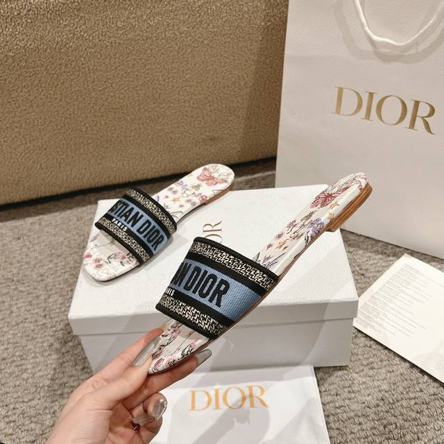 代购级别！ 新配色 』经典的 Dway 凉拖饰以白色多色Amour 1947主题，其田园诗般的心形装饰着House符号和迪奥先生所珍视的代码，并以迪奥先生的风格