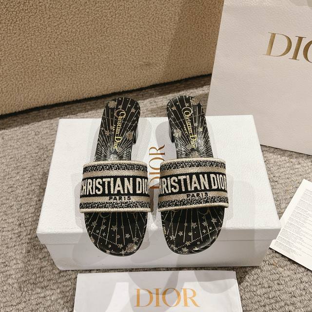 代购级别！ 新配色 』经典的 Dway 凉拖饰以金属色的迪奥星体图案，展示了Serpens星座和月亮的相位，以颂扬迪奥先生对占星术的热情。鞋面绣有Christi