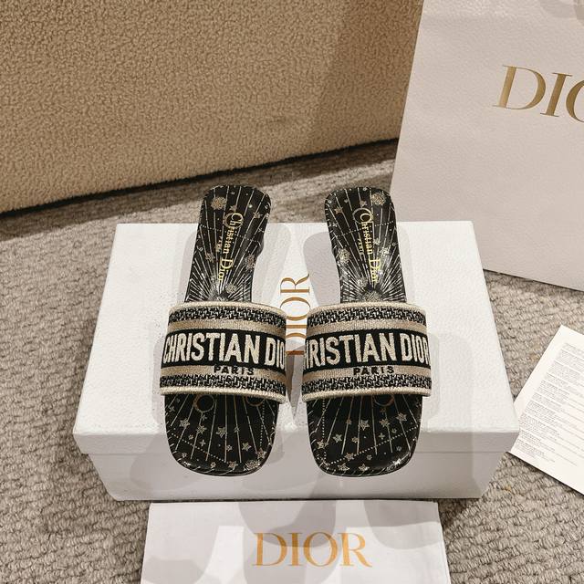 代购级别！ 新配色 』经典的 Dway 凉拖饰以金属色的迪奥星体图案，展示了Serpens星座和月亮的相位，以颂扬迪奥先生对占星术的热情。鞋面绣有Christi