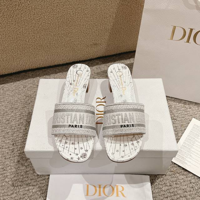 代购级别！ 新配色 』经典的 Dway 凉拖饰以金属色的迪奥星体图案，展示了Serpens星座和月亮的相位，以颂扬迪奥先生对占星术的热情。鞋面绣有Christi