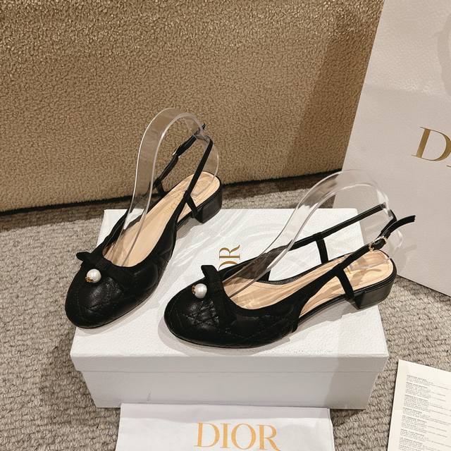 代购级别！迪奥 Dior 2025春夏高定系列新款 Ballet 标志性电绣藤格纹低跟芭蕾舞女鞋 ，可调节扣带正面饰有罗缎蝴蝶结 装饰性CD树脂珍珠字母logo
