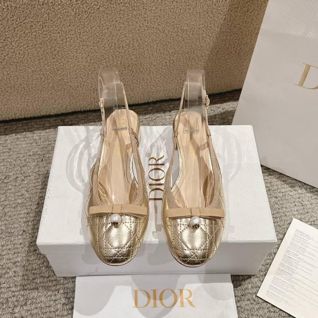 代购级别！迪奥 Dior 2025春夏高定系列新款 Ballet 标志性电绣藤格纹低跟芭蕾舞女鞋 ，可调节扣带正面饰有罗缎蝴蝶结 装饰性CD树脂珍珠字母logo